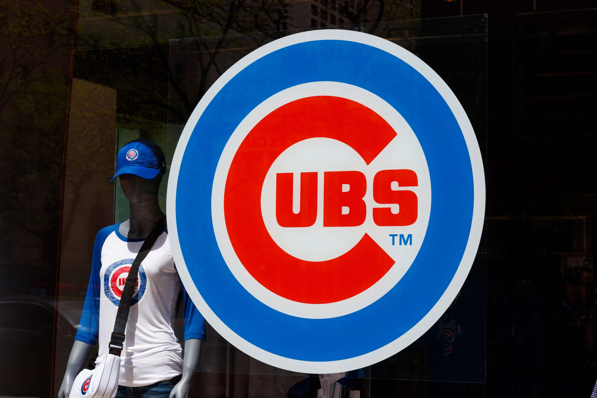 Chicago - Circa May 2018: Chicago Cubs logo at the team store on the Miracle Mile. The Cubs won their first World Series after a 108 year drought I — Stock Editorial Photography